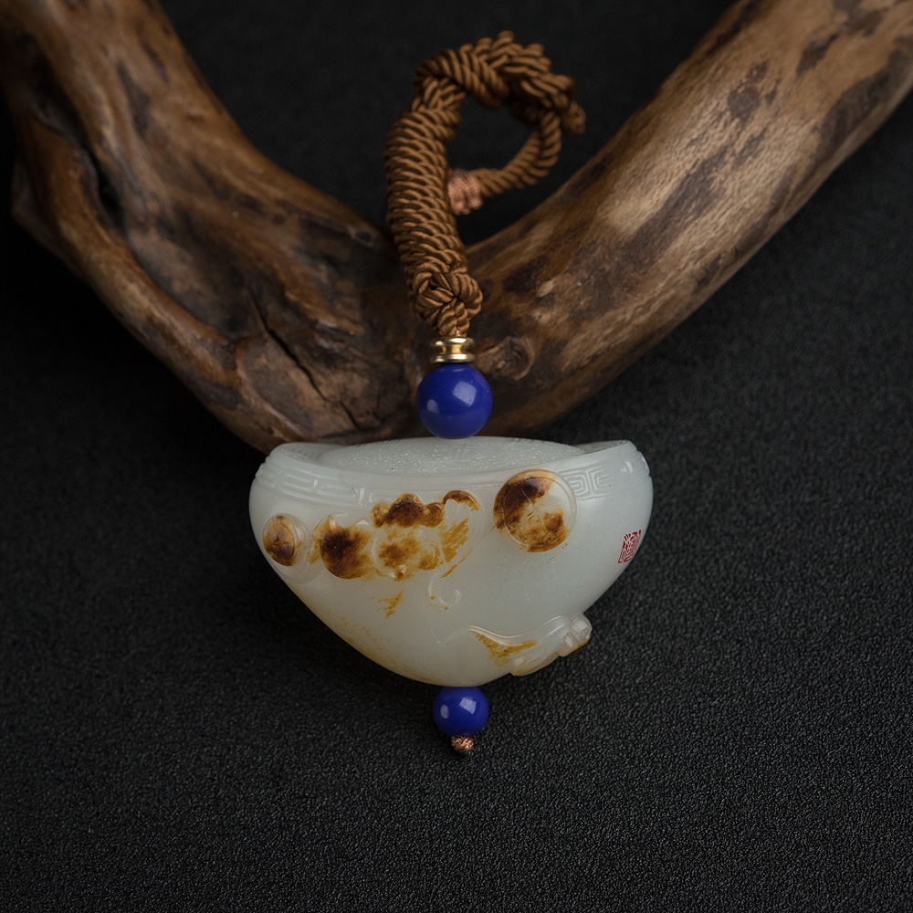 籽料俏色和田玉福在眼前吊坠-红掌柜