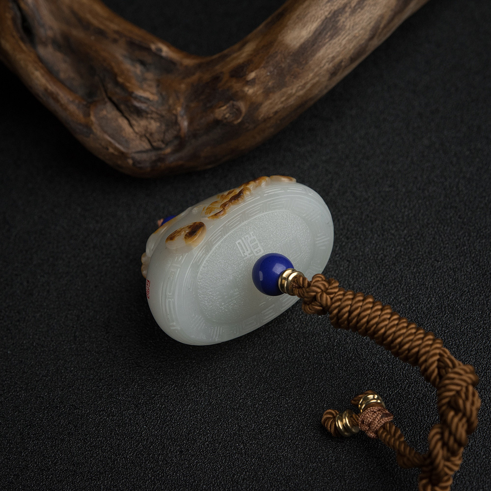 天然籽料俏色和田玉福在眼前吊坠-红掌柜