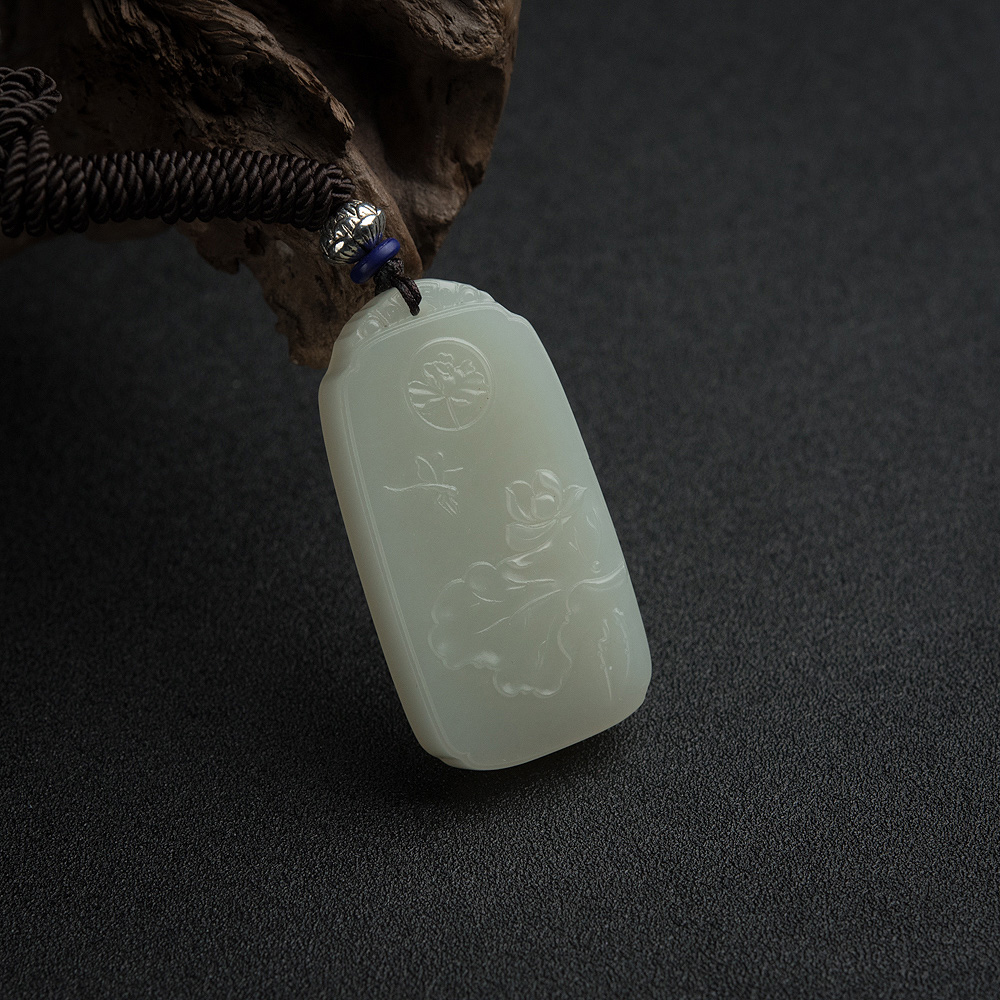 天然籽料和田青白玉亭亭玉立吊坠-红掌柜