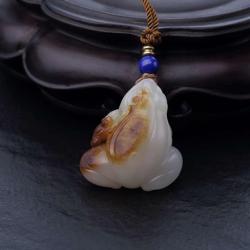 天然籽料俏色和田玉金蟾手把件-红掌柜