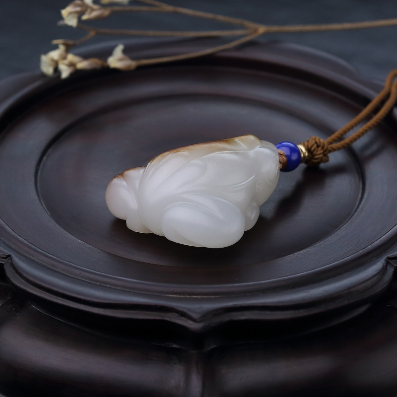 俏色和田玉金蟾手把件-红掌柜