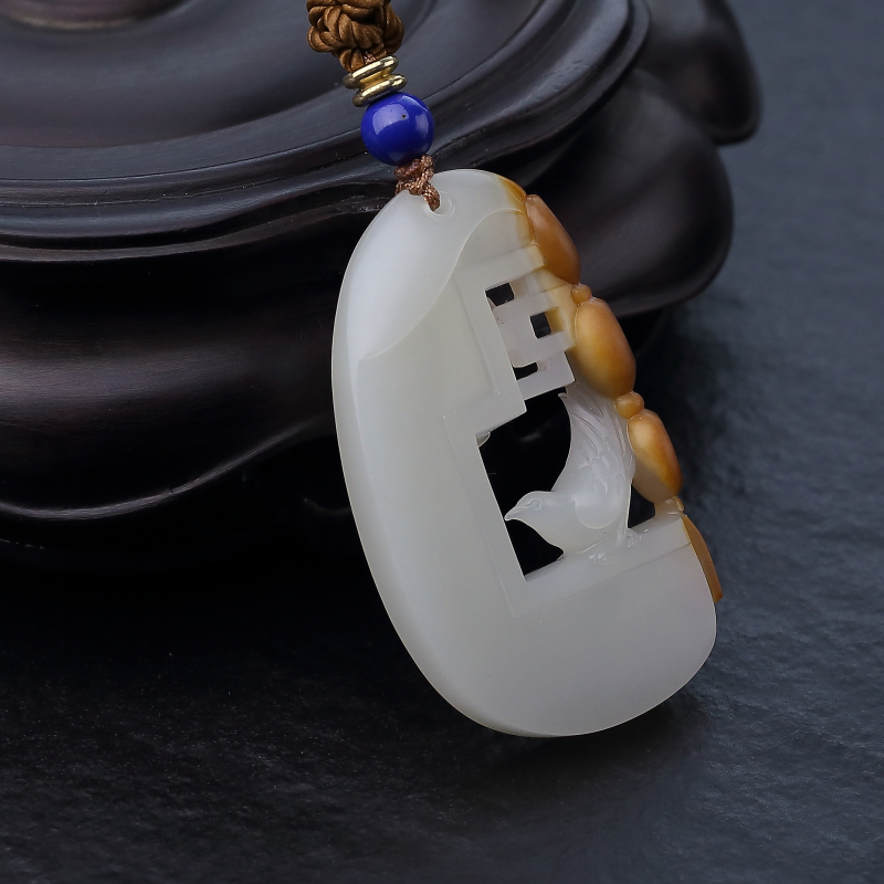 天然俏色和田玉镂雕喜临门吊坠-红掌柜