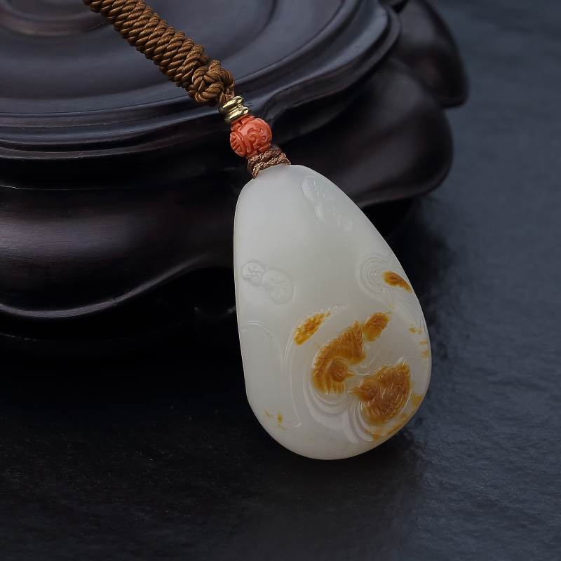 天然俏色和田玉鸳鸯吊坠-红掌柜