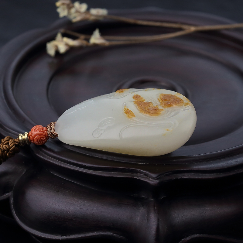 天然籽料俏色和田玉吊坠-红掌柜