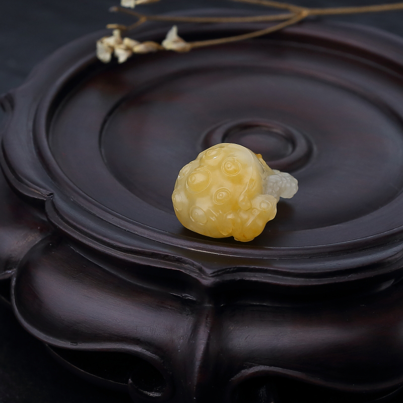 天然籽料俏色和田玉吊坠-红掌柜