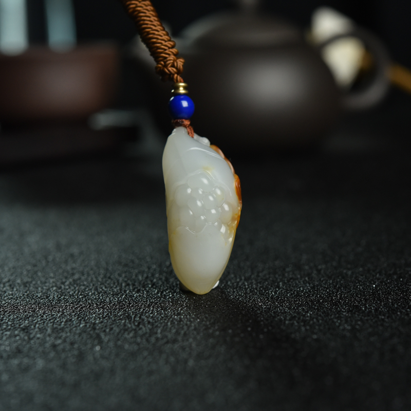 籽料俏色和田玉蝶恋花吊坠-红掌柜