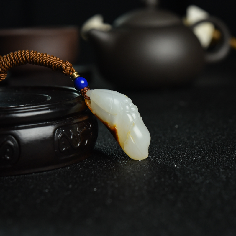 天然籽料俏色和田玉蝶恋花吊坠-红掌柜