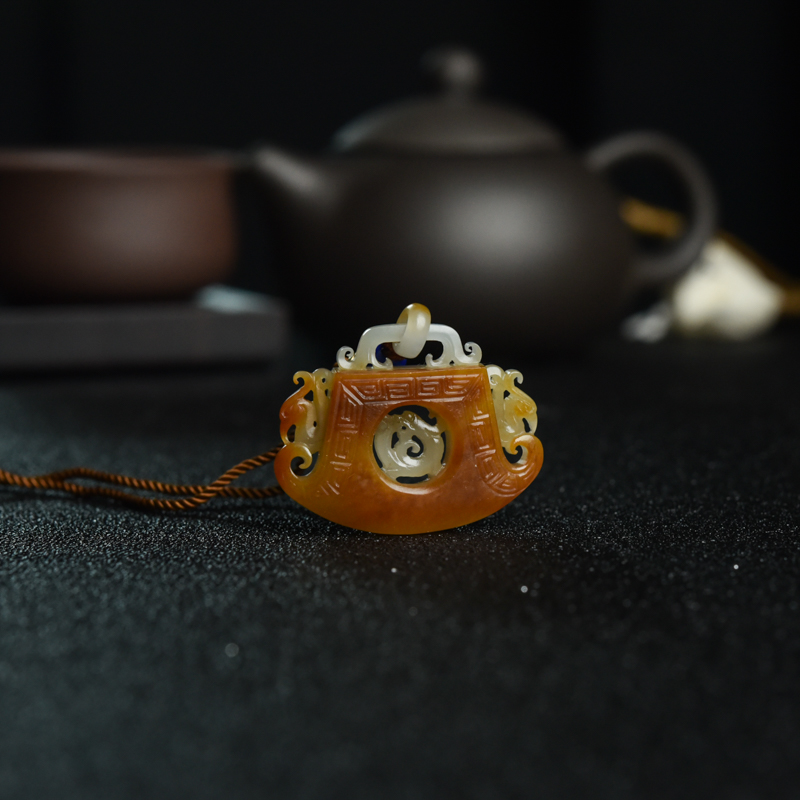 籽料俏色和田玉镂雕府上有龙吊坠-红掌柜