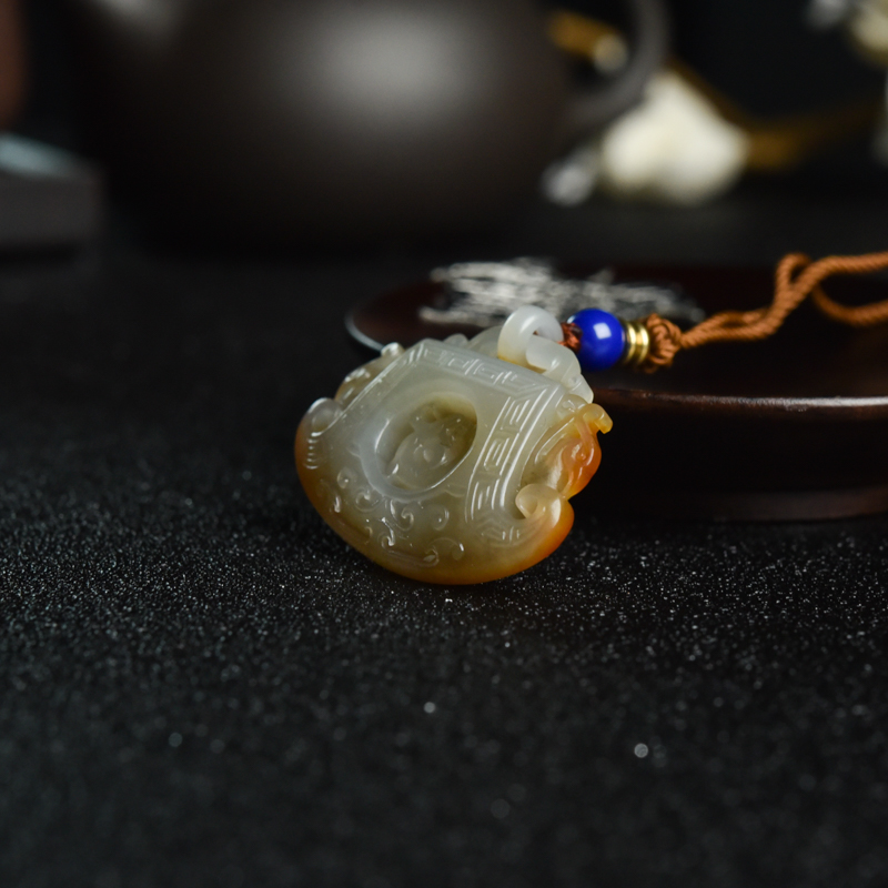天然籽料俏色和田玉镂雕府上有龙吊坠-红掌柜