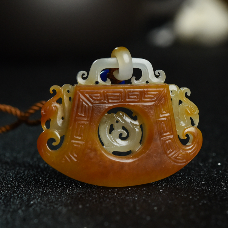 新疆和田玉镂雕府上有龙吊坠-红掌柜