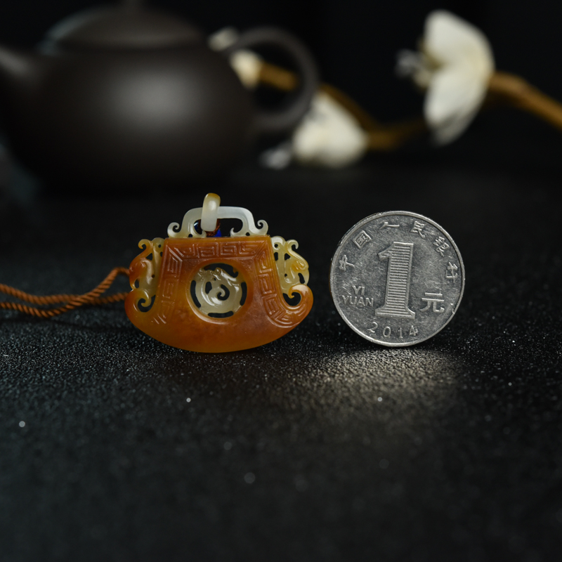 籽料俏色和田玉镂雕吊坠-红掌柜