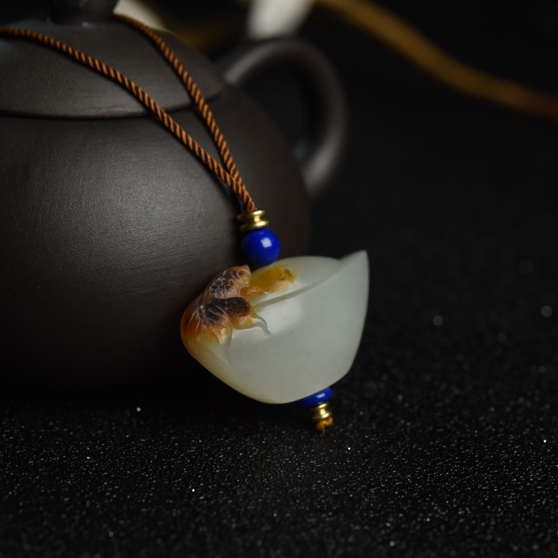 天然籽料俏色和田玉元宝吊坠-红掌柜