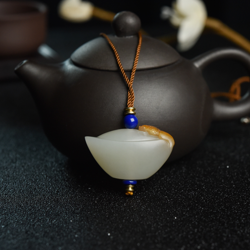 天然俏色和田玉元宝吊坠-红掌柜