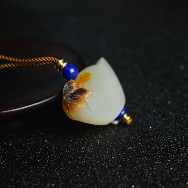 俏色和田玉元宝吊坠-红掌柜