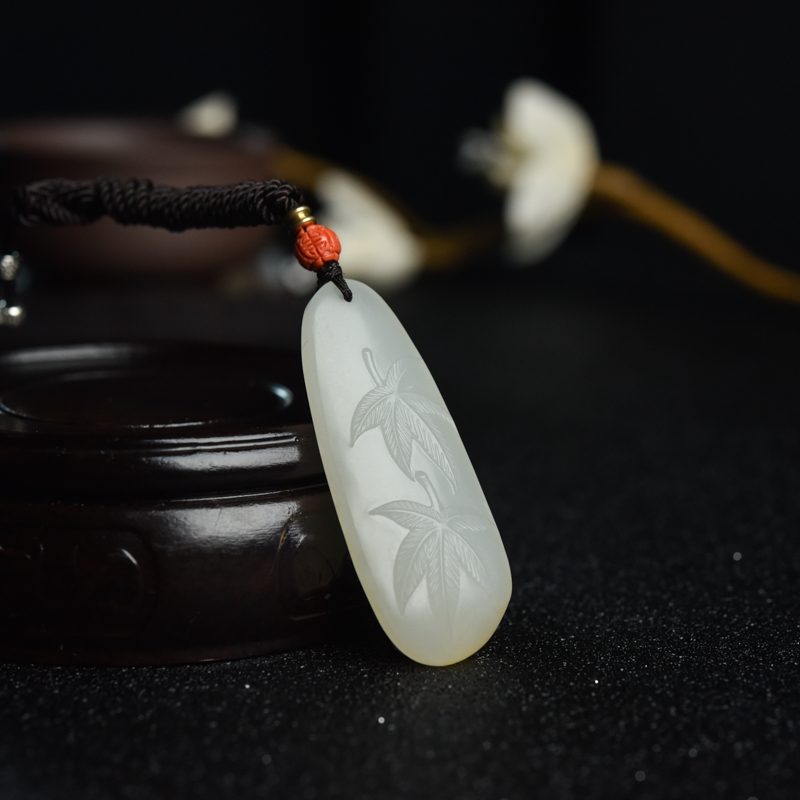 天然籽料和田白玉枫叶如火吊坠-红掌柜