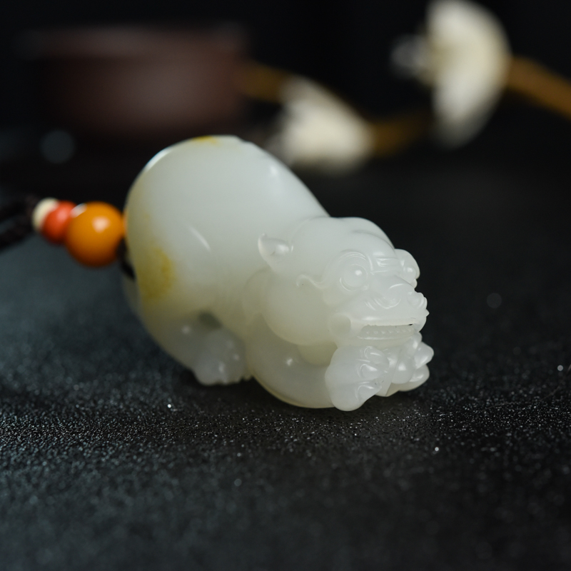 籽料和田玉貔貅手把件-红掌柜