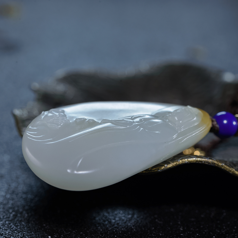 新疆天然籽料俏色和田玉吊坠-红掌柜