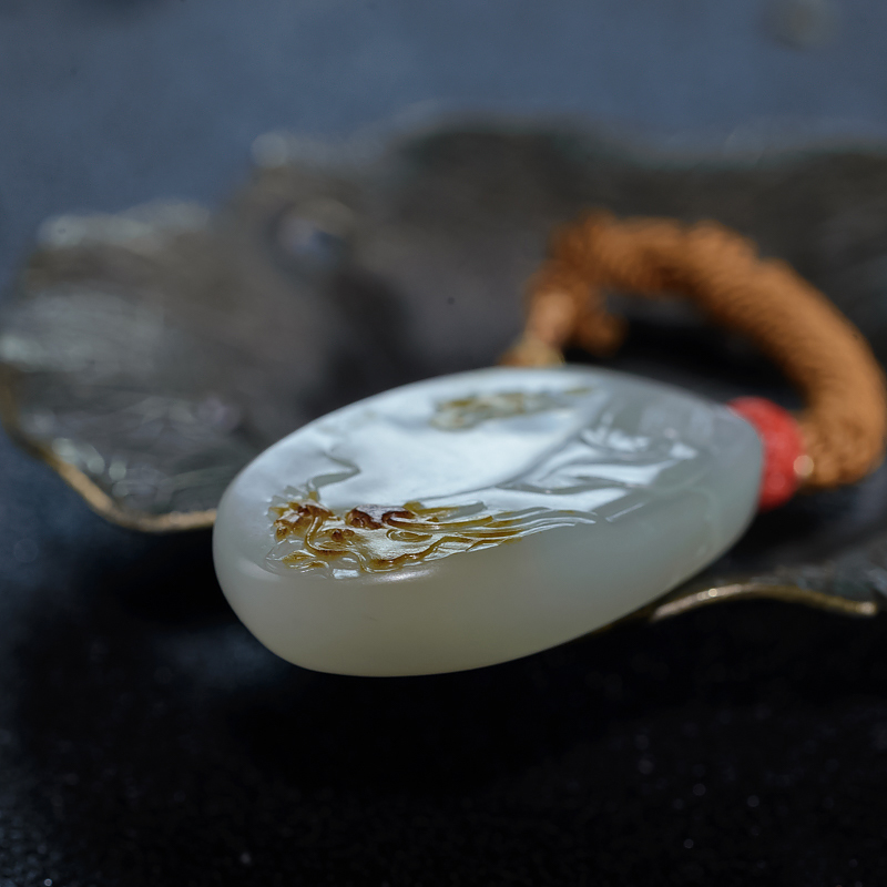 新疆天然籽料俏色和田玉吊坠-红掌柜