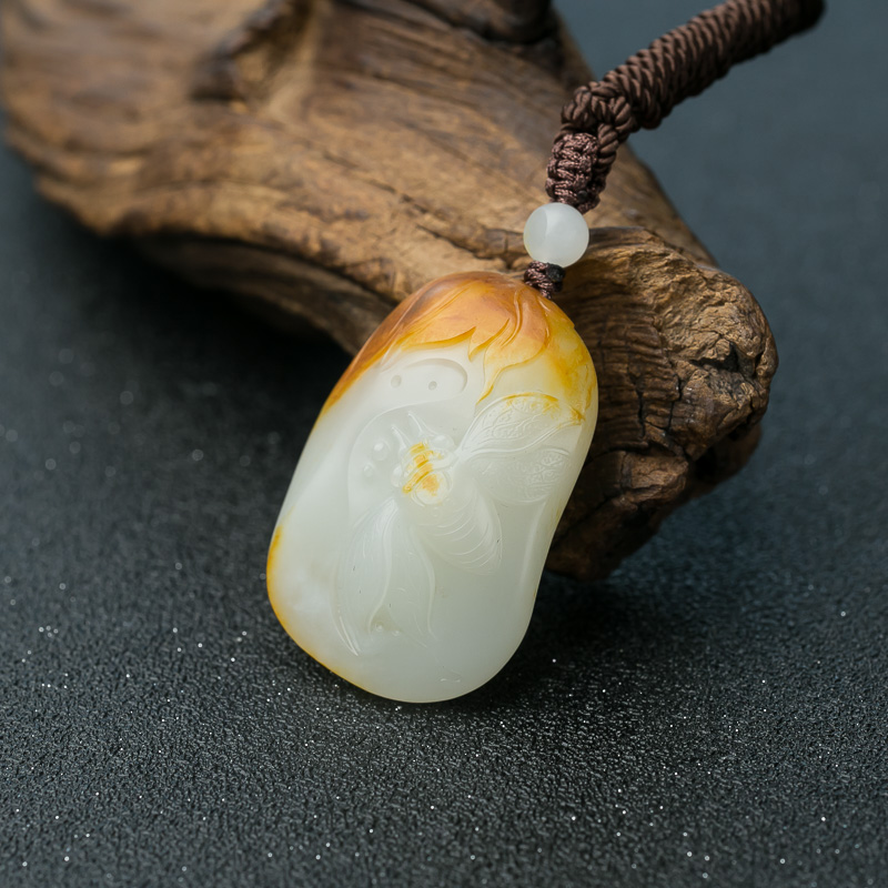 俏色和田玉一鸣惊人吊坠-红掌柜