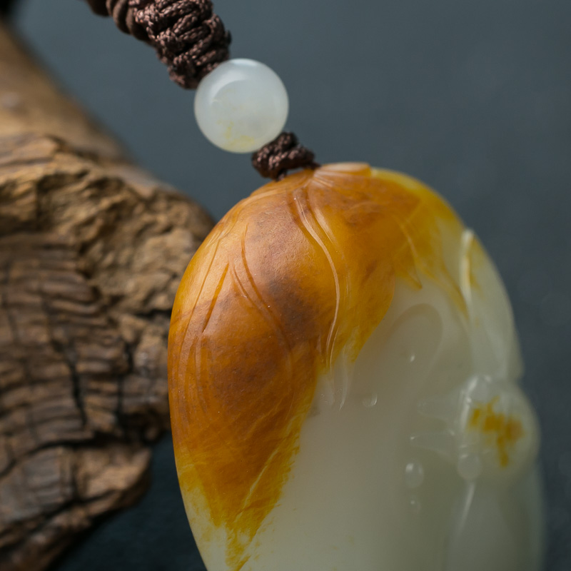 天然和田玉一鸣惊人吊坠-红掌柜