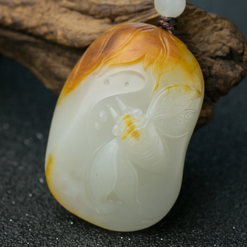 新疆和田玉一鸣惊人吊坠-红掌柜