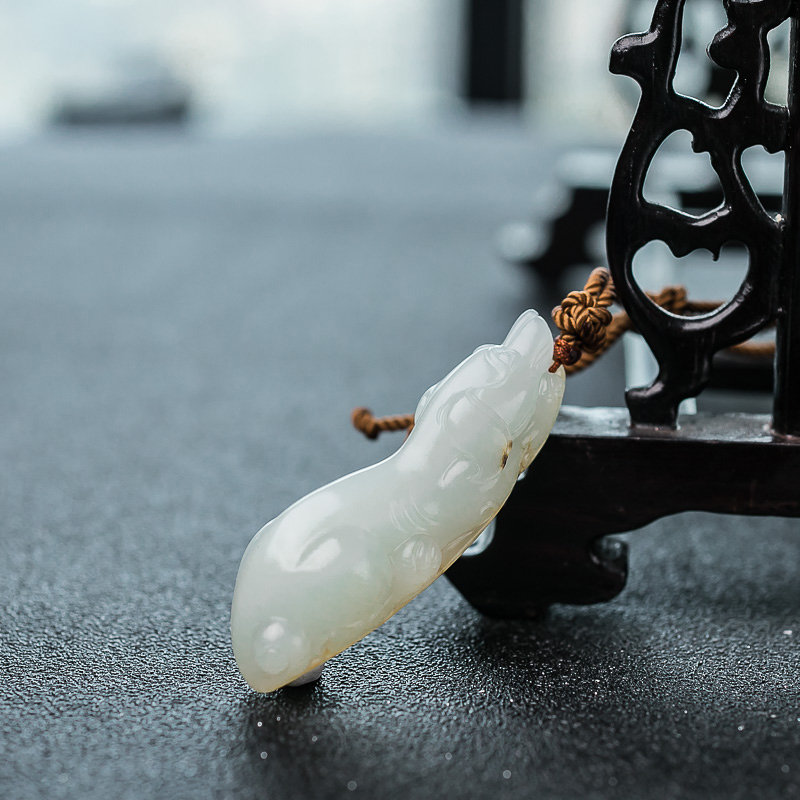 俏色和田玉旺财吊坠-红掌柜