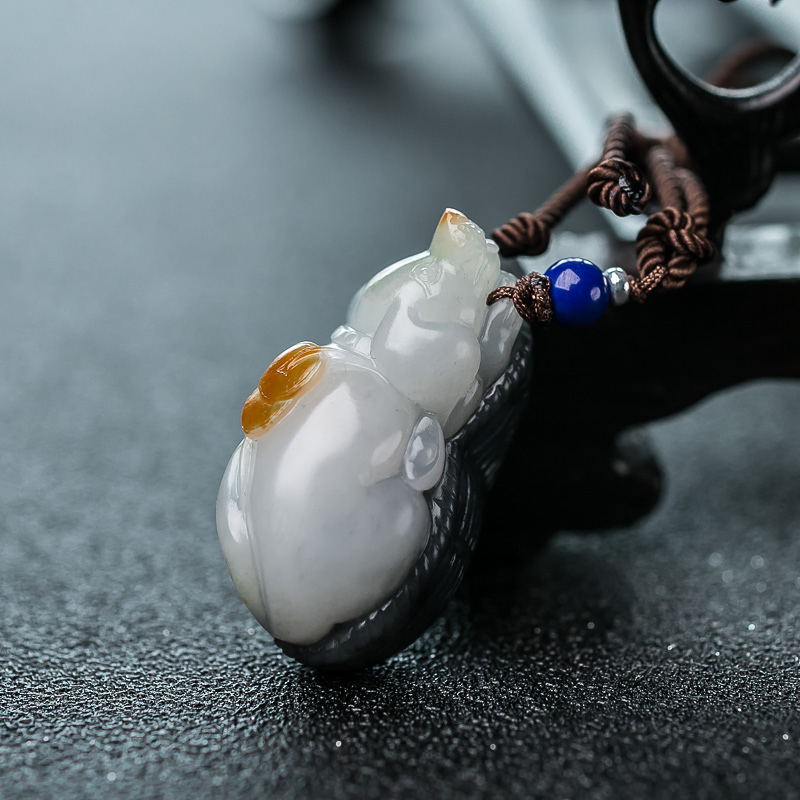 俏色和田玉旺财吊坠-红掌柜