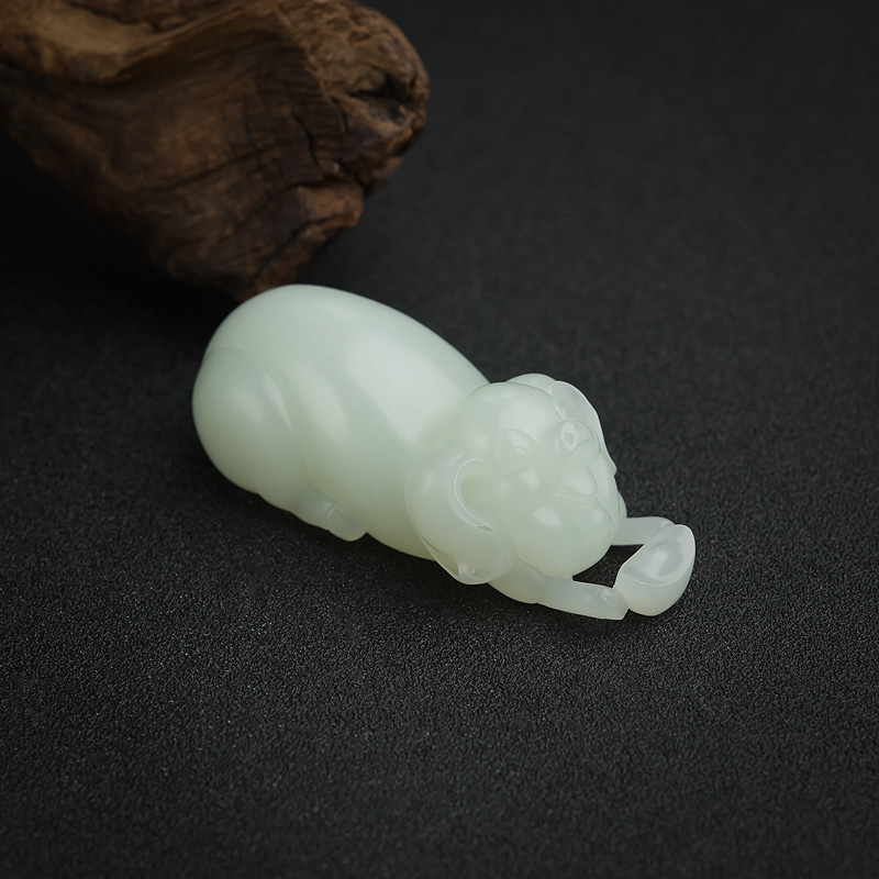 俄料山料青白玉招财猪吊坠-红掌柜