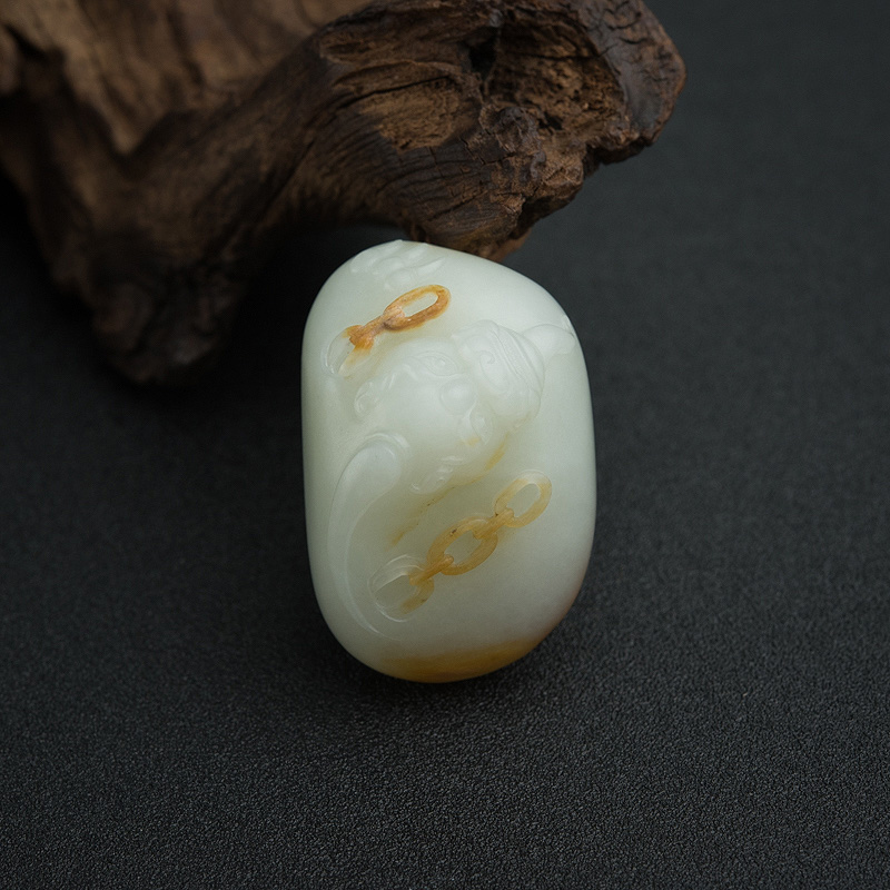 俄料俏色和田玉山料貔貅吊坠-红掌柜