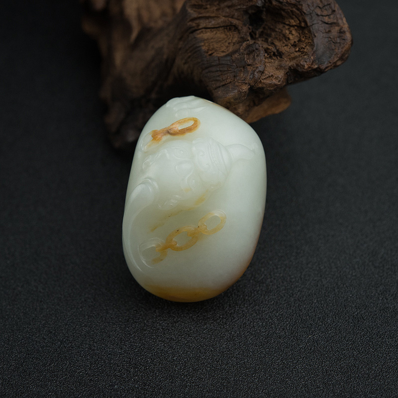 天然俄料山料俏色和田玉貔貅吊坠-红掌柜