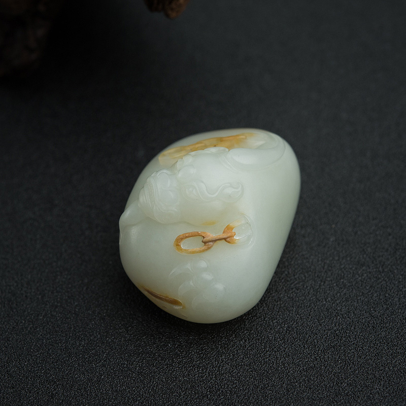 天然俄料山料俏色和田玉貔貅吊坠-红掌柜