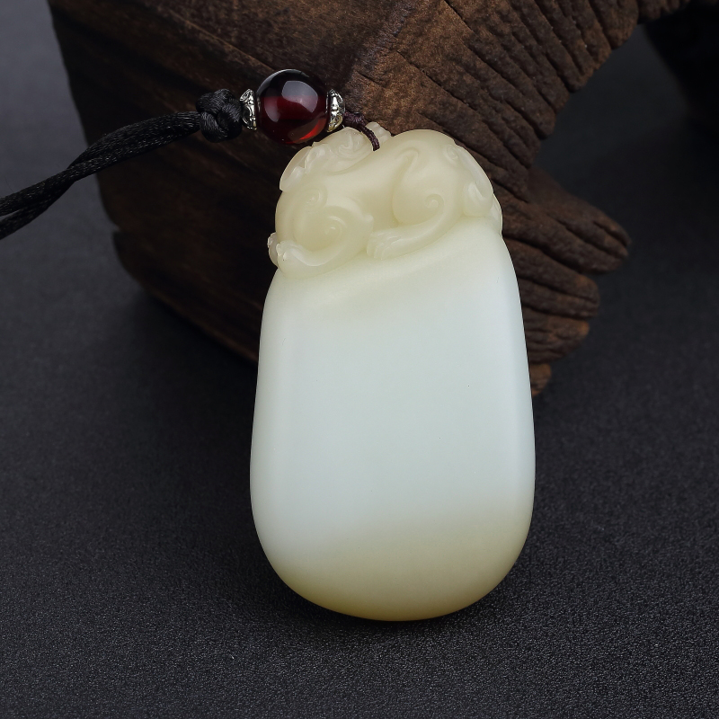 山料天然和田玉貔貅手把件-红掌柜