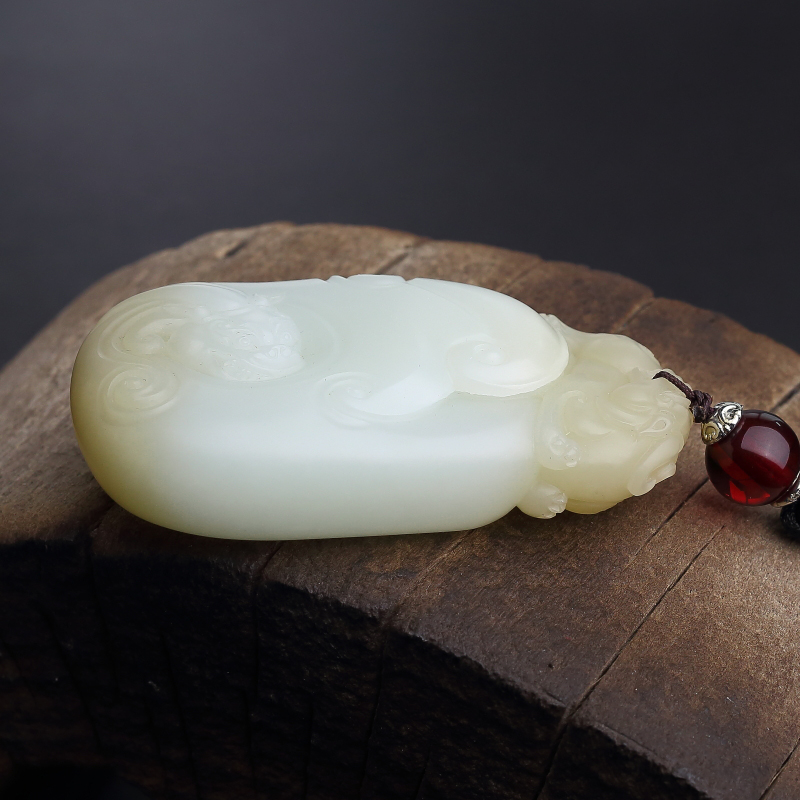 俏色和田玉貔貅手把件-红掌柜