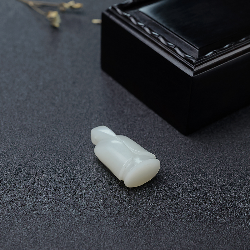 和田白玉吊坠-红掌柜