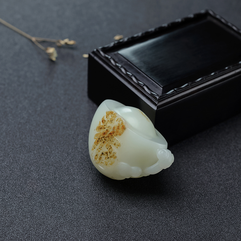 俏色和田玉福吊坠-红掌柜