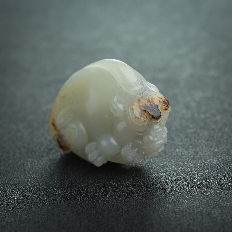 俏色和田玉貔貅吊坠-红掌柜