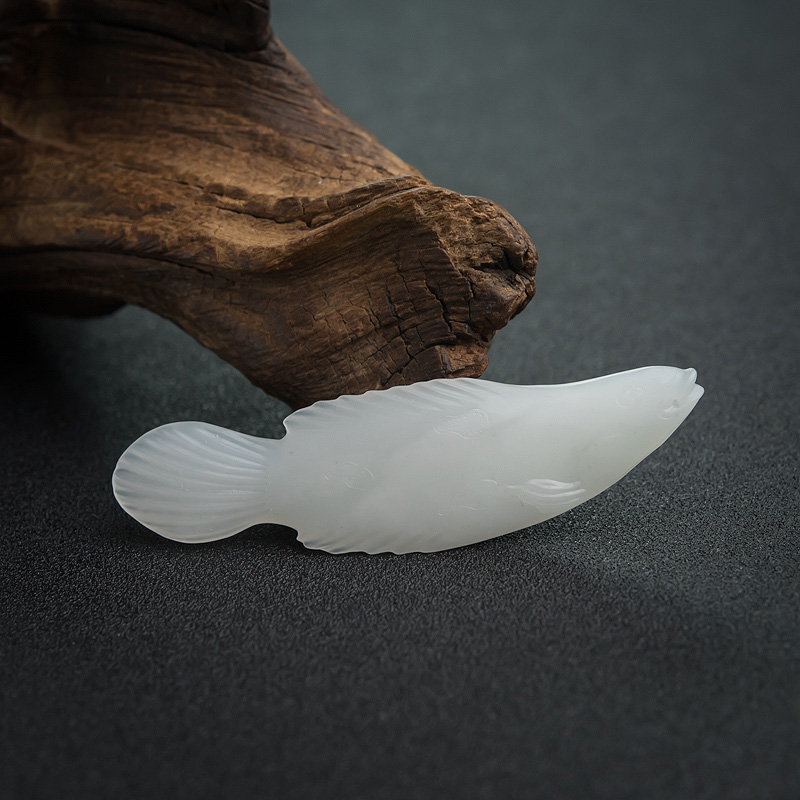 天然和田白玉鱼吊坠-红掌柜