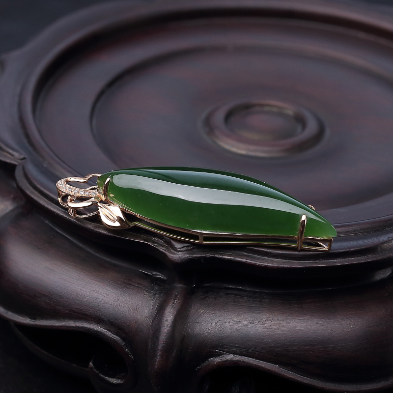 18K金镶钻天然山料和田玉吊坠-红掌柜