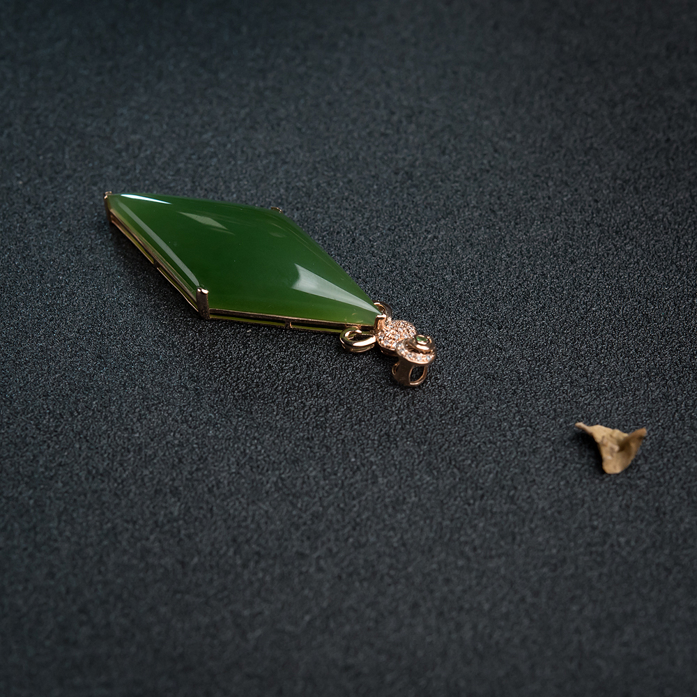 和田玉随形吊坠-红掌柜