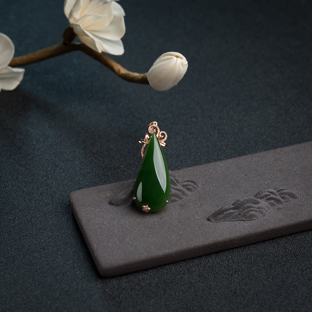 18K金镶钻山料和田碧玉水滴吊坠-红掌柜
