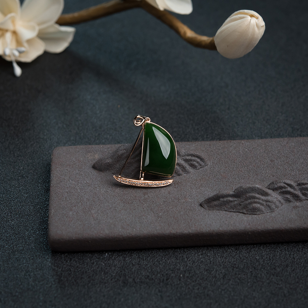 18K金镶钻山料和田碧玉随形吊坠-红掌柜