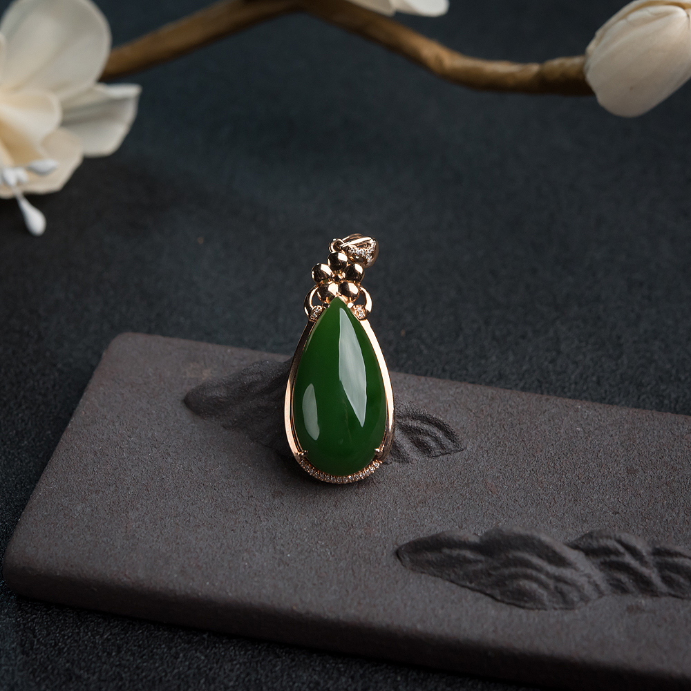 18K金镶钻山料和田碧玉水滴吊坠-红掌柜