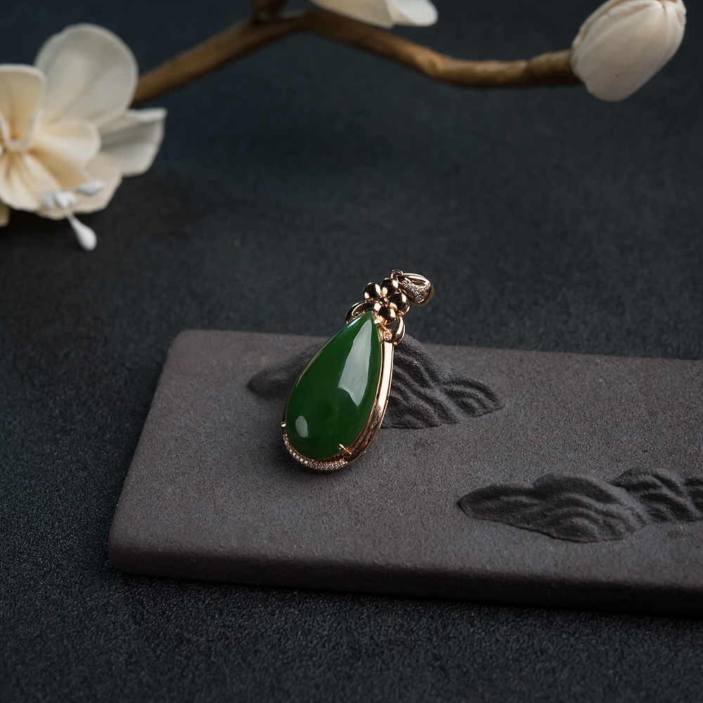 和田玉水滴吊坠-红掌柜