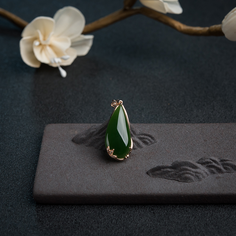 18K金镶钻山料和田碧玉水滴吊坠-红掌柜