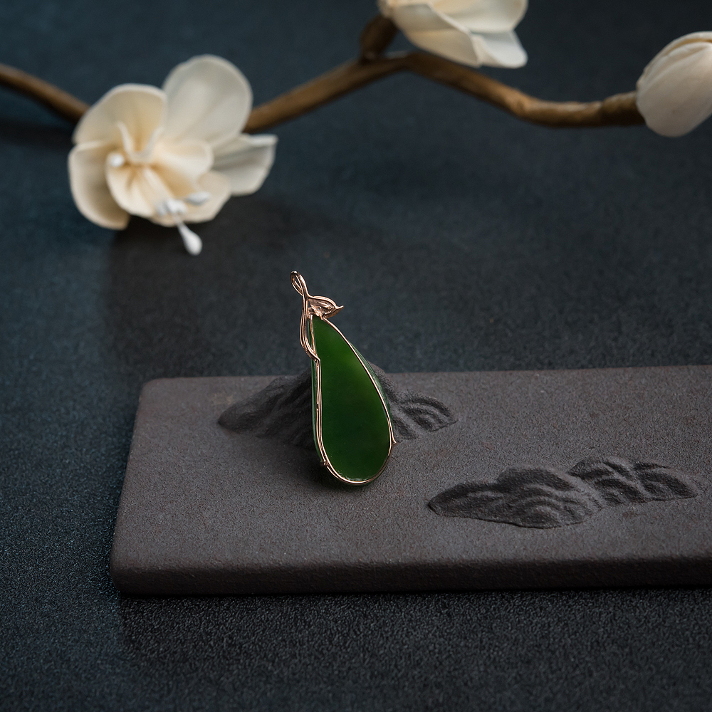 金镶钻山料和田玉水滴吊坠-红掌柜