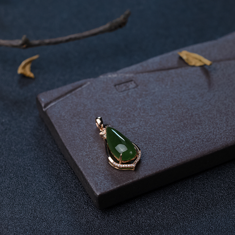 18K金镶钻山料和田碧玉吊坠-红掌柜