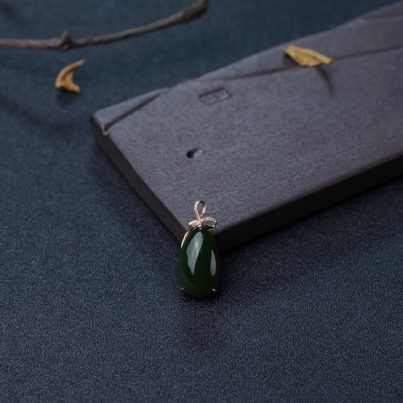 18K金镶钻山料和田碧玉水滴吊坠-红掌柜