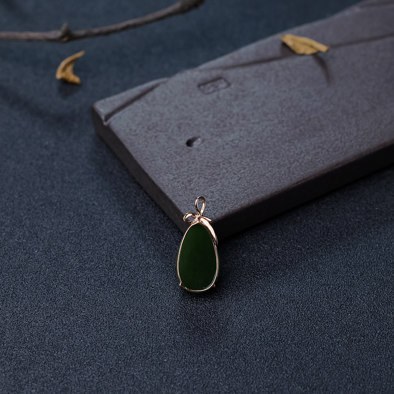 18K金镶钻和田碧玉水滴吊坠-红掌柜