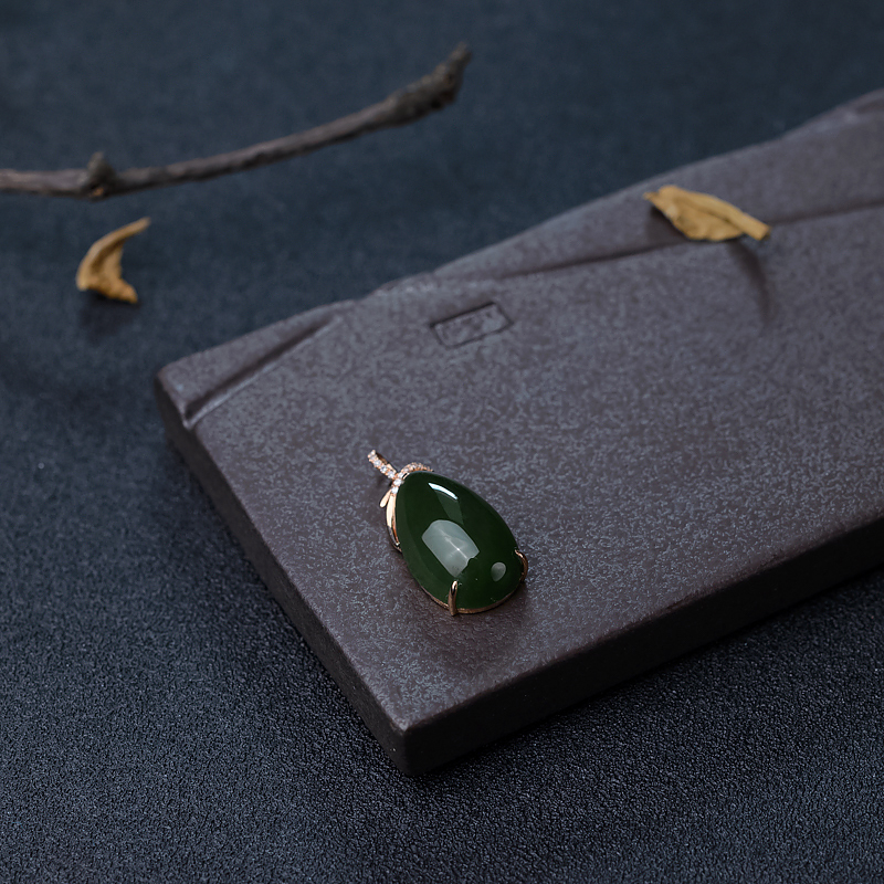 18K金镶钻和田碧玉吊坠-红掌柜