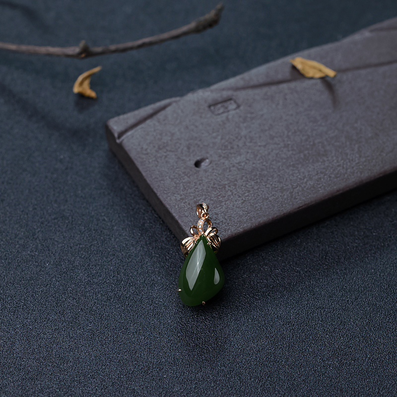 18K金镶钻山料和田碧玉随形吊坠-红掌柜